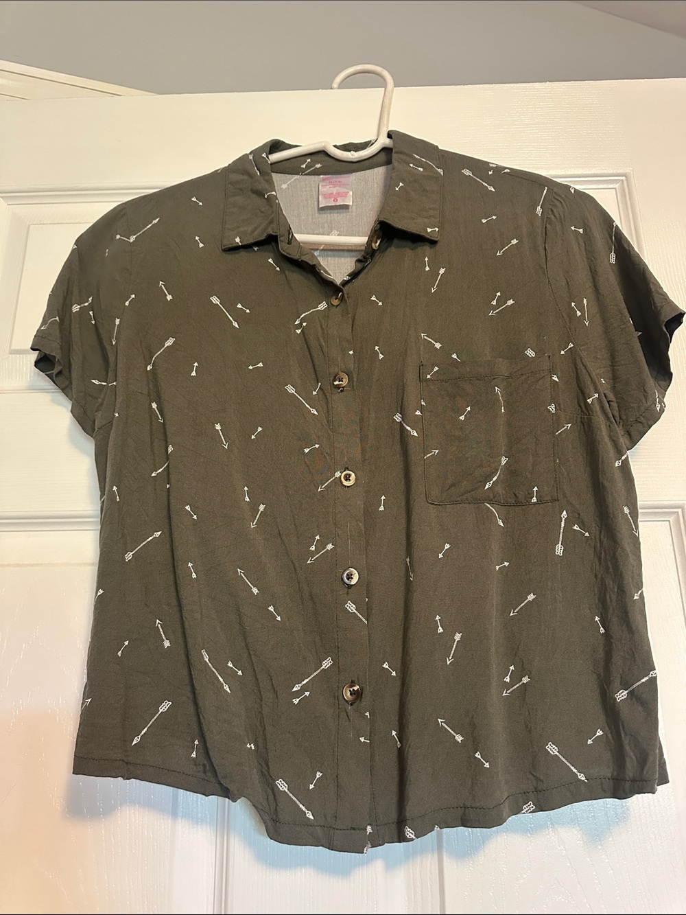 Women’s Olive Green Short-Sleeve Button-Up Shirt with Arrow Print MEDIUM
